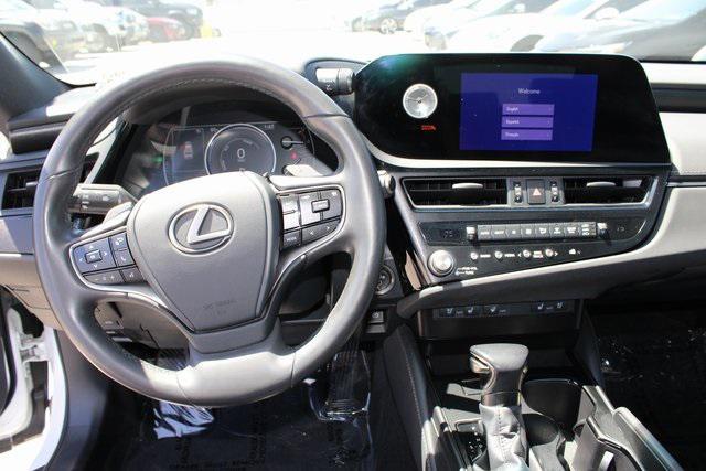 Photo of 2023 Eminent White Pearl Lexus ES 300h