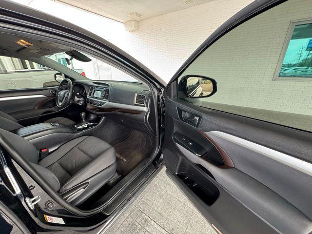 Photo of 2019 Midnight Black Metallic Toyota Highlander