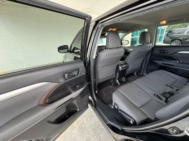 Photo of 2019 Midnight Black Metallic Toyota Highlander