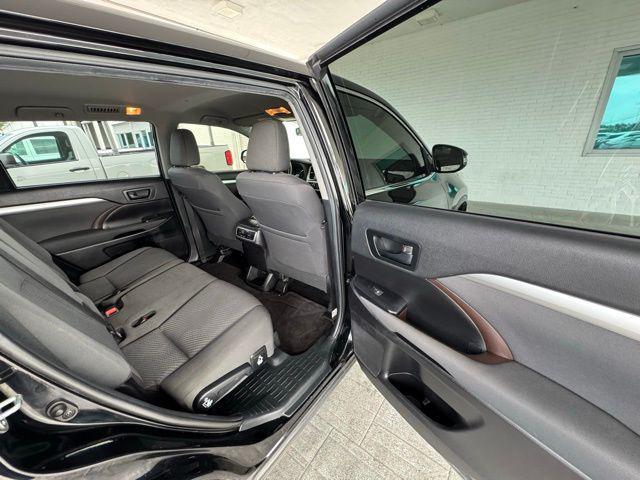 Photo of 2019 Midnight Black Metallic Toyota Highlander