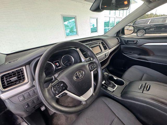 Photo of 2019 Midnight Black Metallic Toyota Highlander