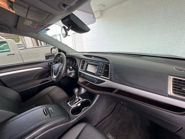 Photo of 2019 Midnight Black Metallic Toyota Highlander