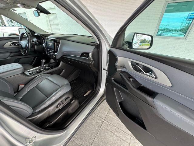 Photo of 2020 Silver Ice Metallic Chevrolet Traverse