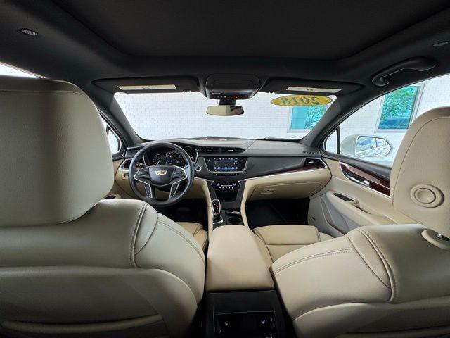 Photo of 2018 Crystal White Tricoat Cadillac XT5