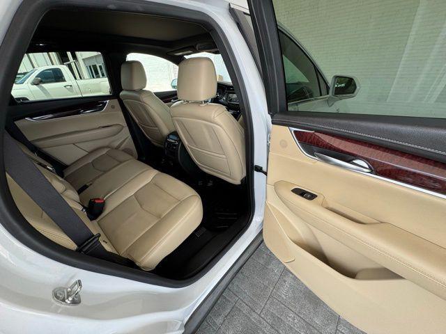Photo of 2018 Crystal White Tricoat Cadillac XT5