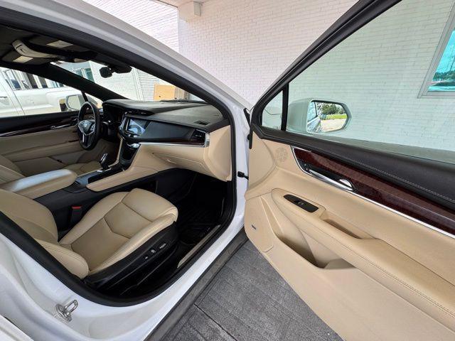 Photo of 2018 Crystal White Tricoat Cadillac XT5