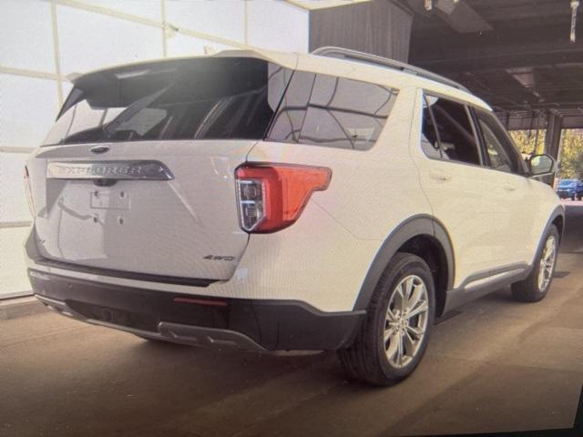 Photo of 2022 Star White Ford Explorer