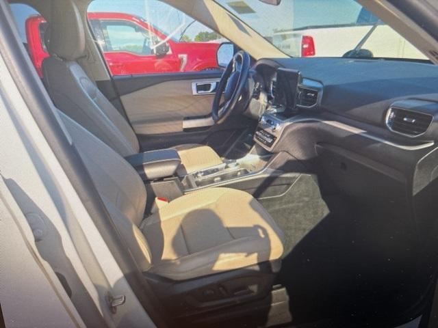 Photo of 2022 Star White Ford Explorer