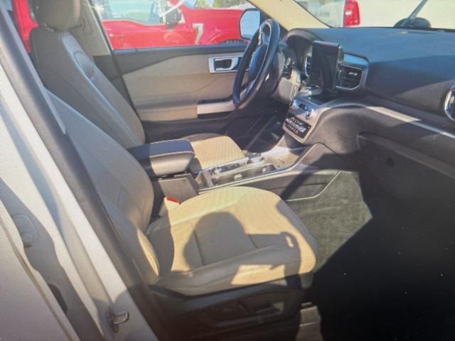 Photo of 2022 Star White Ford Explorer