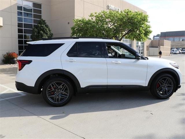 Photo of 2025 White Ford Explorer