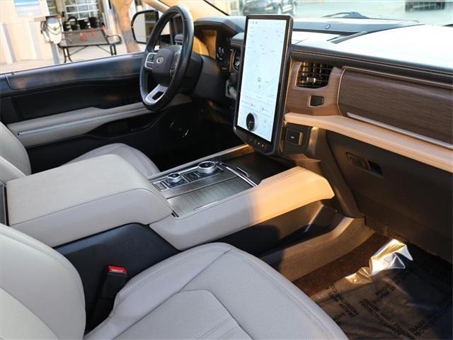 Photo of 2022 Star White Ford Expedition Max