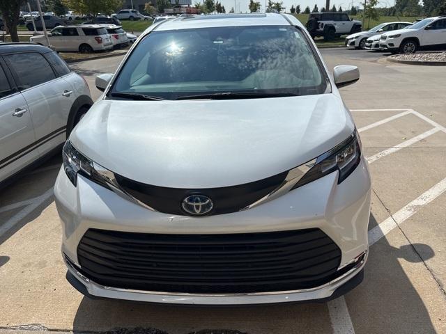 Photo of 2023 Pearl Toyota Sienna