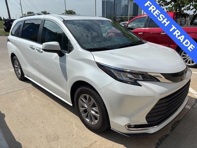 Photo of 2023 Pearl Toyota Sienna