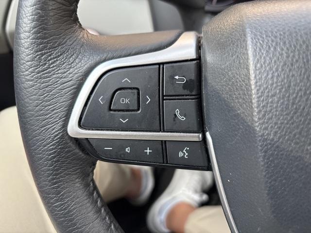 Photo of 2023 Pearl Toyota Sienna