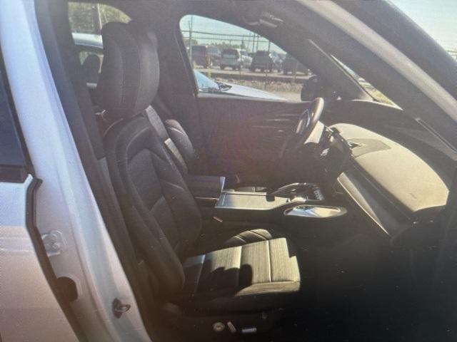 Photo of 2024 White Platinum Clearcoat Metallic Lincoln Nautilus