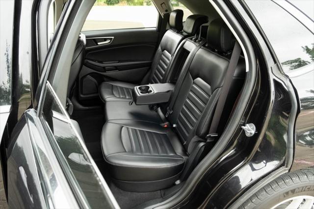 Photo of 2024 Black Metallic Ford Edge