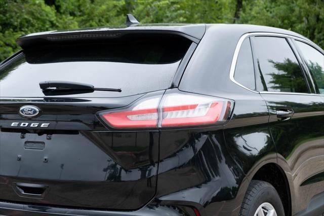 Photo of 2024 Black Metallic Ford Edge