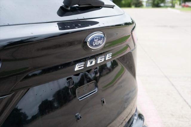 Photo of 2024 Black Metallic Ford Edge