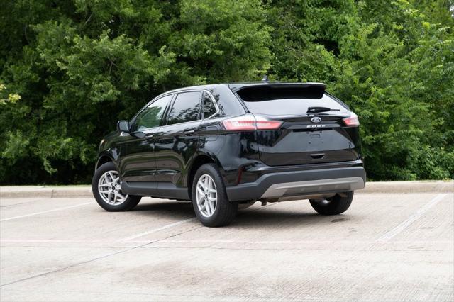 Photo of 2024 Black Metallic Ford Edge