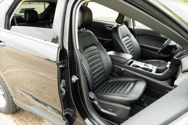 Photo of 2024 Black Metallic Ford Edge