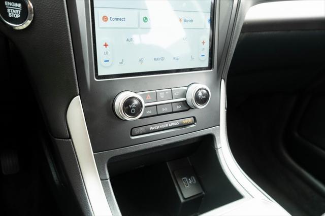 Photo of 2024 Black Metallic Ford Edge
