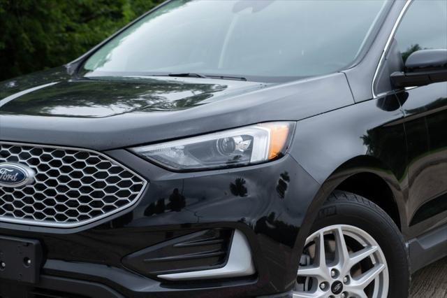Photo of 2024 Black Metallic Ford Edge
