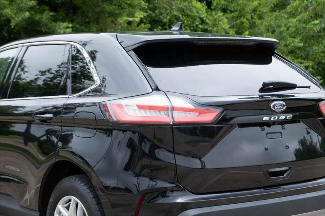 Photo of 2024 Black Metallic Ford Edge