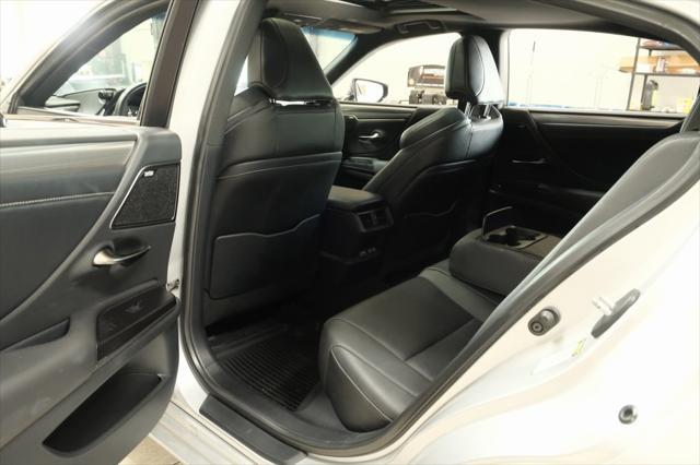 Photo of 2020 Silver Lexus ES 350
