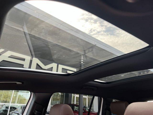 Photo of 2025 Polar White Mercedes-Benz GLB 250