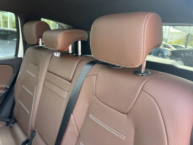 Photo of 2025 Polar White Mercedes-Benz GLB 250