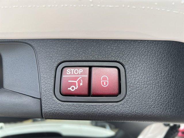 Photo of 2025 Polar White Mercedes-Benz GLB 250