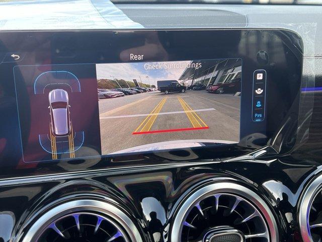 Photo of 2025 Polar White Mercedes-Benz GLB 250