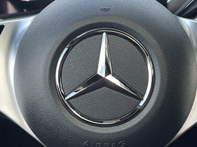 Photo of 2025 Polar White Mercedes-Benz GLB 250