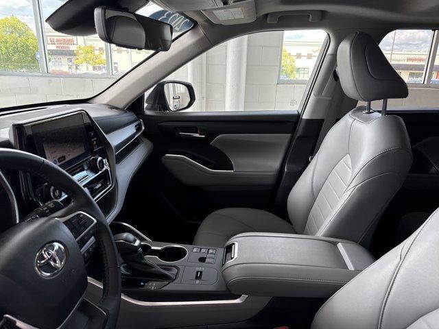 Photo of 2023 Magnetic Gray Metallic Toyota Highlander
