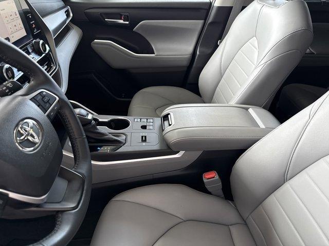 Photo of 2023 Magnetic Gray Metallic Toyota Highlander