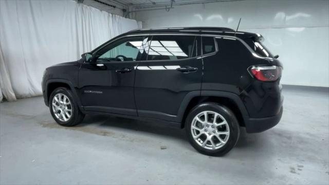 Photo of 2023 Diamond Black Crystal Pearlcoat Jeep Compass