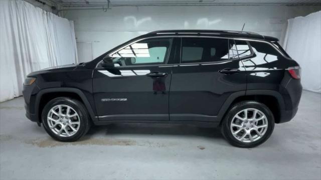 Photo of 2023 Diamond Black Crystal Pearlcoat Jeep Compass