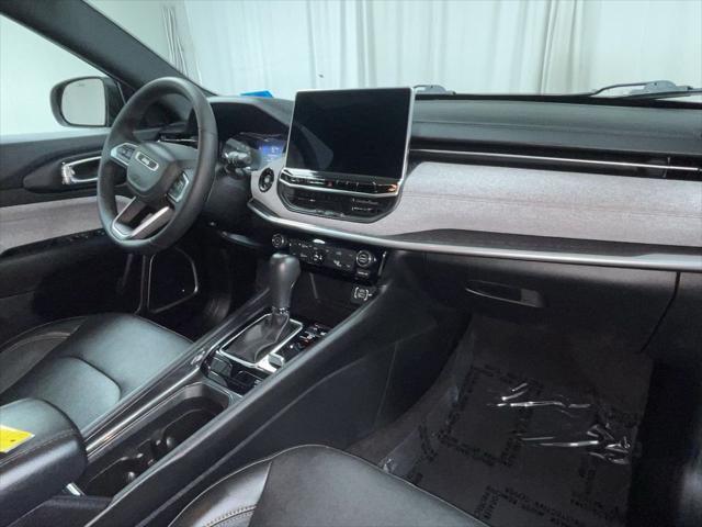 Photo of 2023 Diamond Black Crystal Pearlcoat Jeep Compass