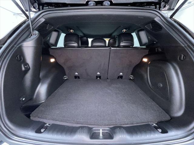 Photo of 2023 Diamond Black Crystal Pearlcoat Jeep Compass