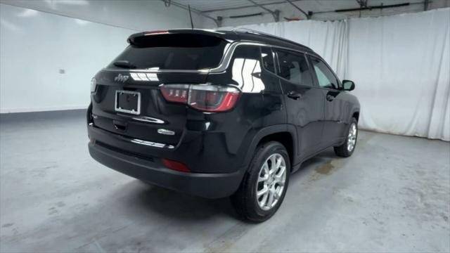 Photo of 2023 Diamond Black Crystal Pearlcoat Jeep Compass