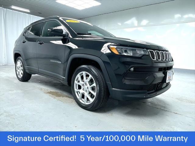 Photo of 2023 Diamond Black Crystal Pearlcoat Jeep Compass