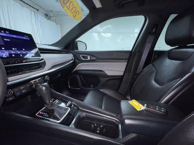 Photo of 2023 Diamond Black Crystal Pearlcoat Jeep Compass