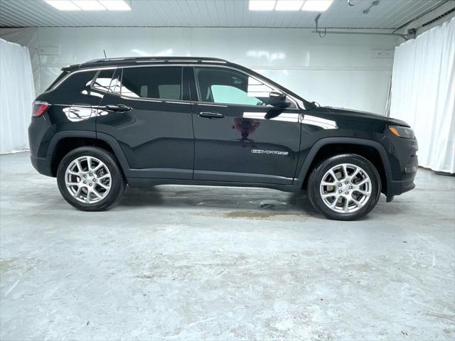 Photo of 2023 Diamond Black Crystal Pearlcoat Jeep Compass