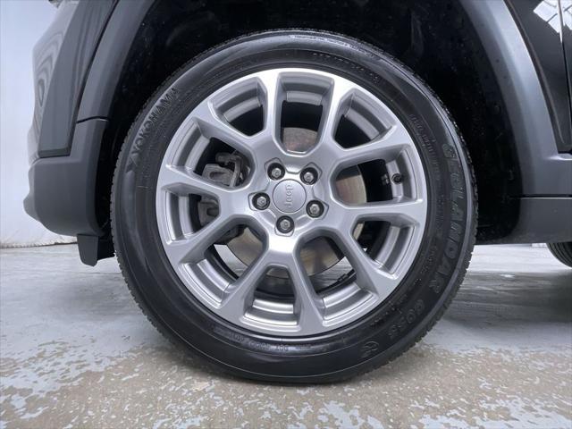 Photo of 2023 Diamond Black Crystal Pearlcoat Jeep Compass