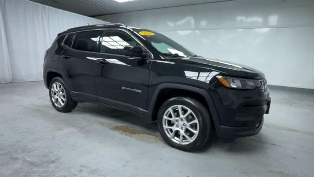 Photo of 2023 Diamond Black Crystal Pearlcoat Jeep Compass