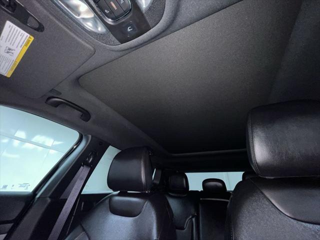 Photo of 2023 Diamond Black Crystal Pearlcoat Jeep Compass