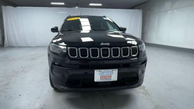 Photo of 2023 Diamond Black Crystal Pearlcoat Jeep Compass