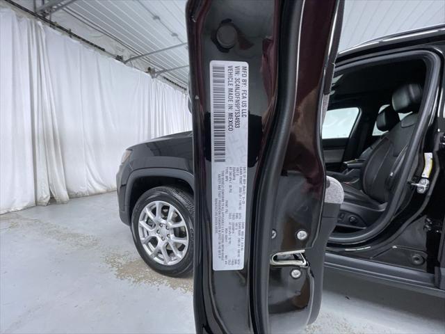 Photo of 2023 Diamond Black Crystal Pearlcoat Jeep Compass