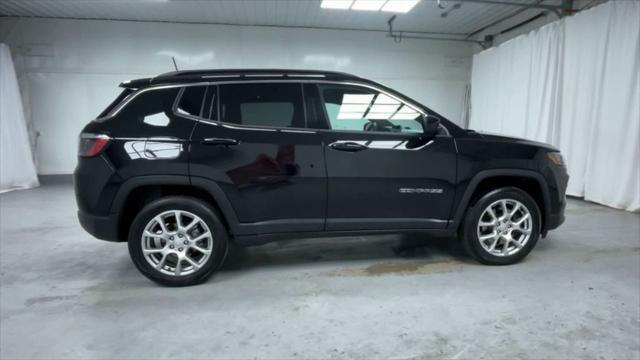 Photo of 2023 Diamond Black Crystal Pearlcoat Jeep Compass