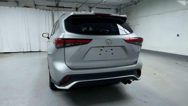 Photo of 2023 Celestial Silver Metallic Toyota Highlander
